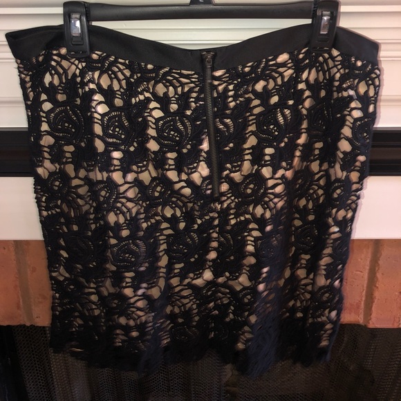 EXQUISITE Nude & Black Lace Size 12 Skirt - Picture 3 of 3